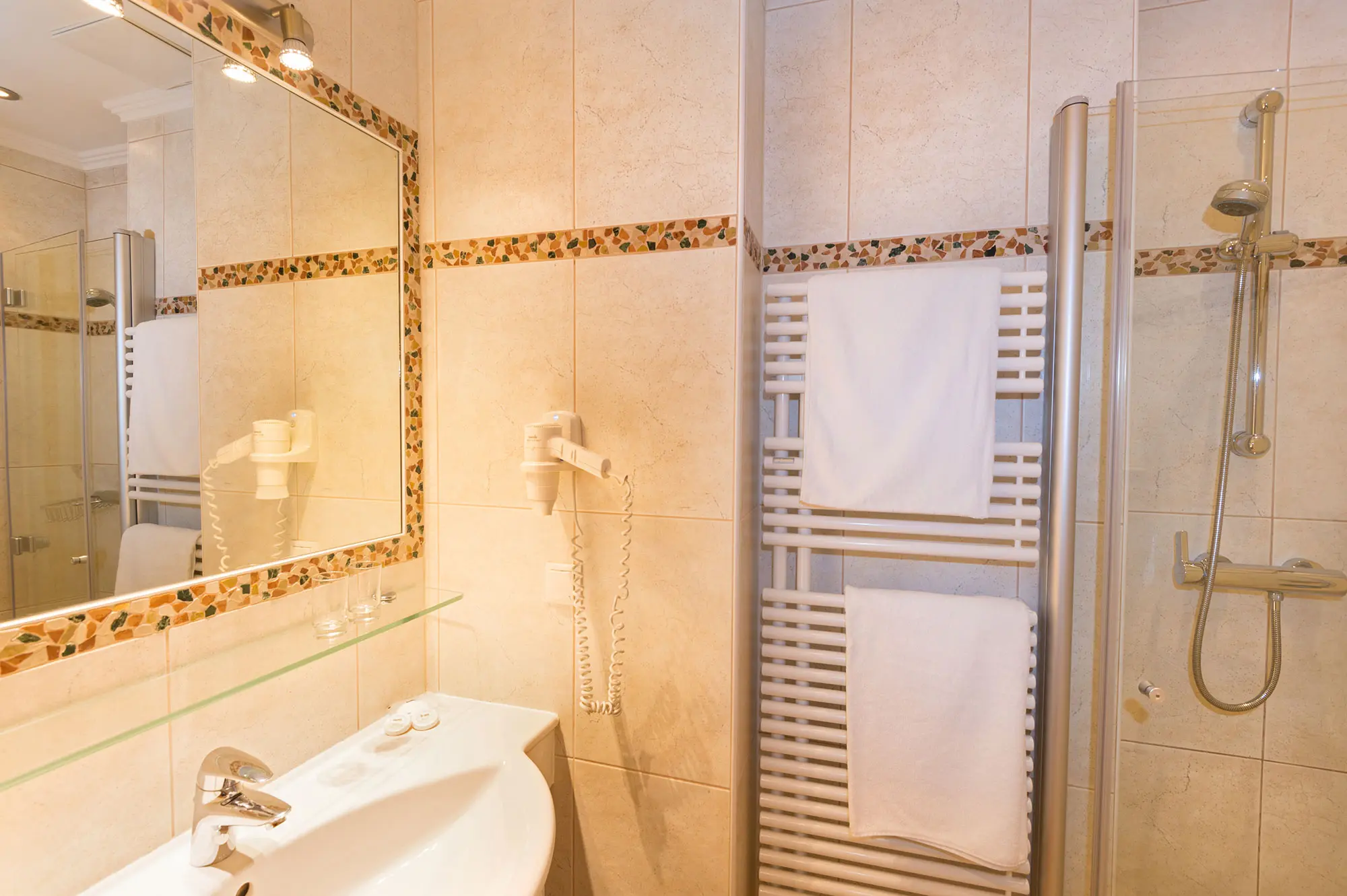 Doppelzimmer mit Balkon, Zimmer in Obertauern, Haus Tyrol | Hotel Garni ***