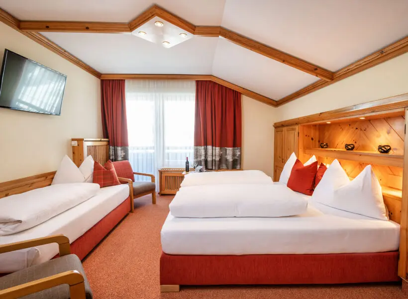 Dreibettzimmer mit Balkon, Zimmer in Obertauern, Hotel Tyrol
