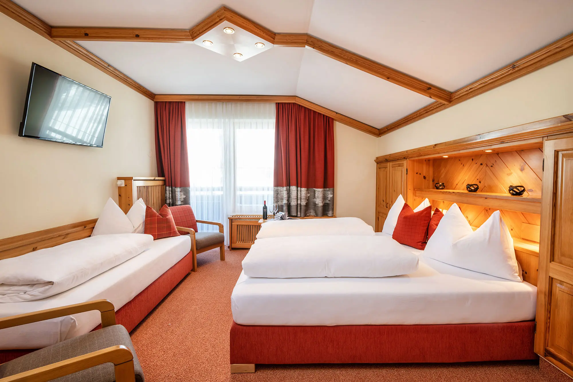 Dreibettzimmer mit Balkon, Zimmer in Obertauern, Hotel Tyrol