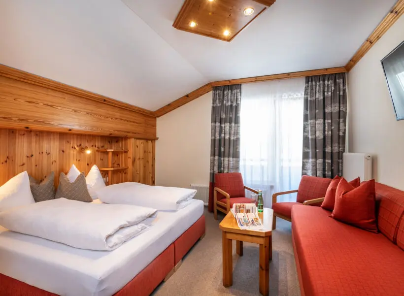 Dreibettzimmer mit Balkon, Zimmer in Obertauern, Hotel Tyrol