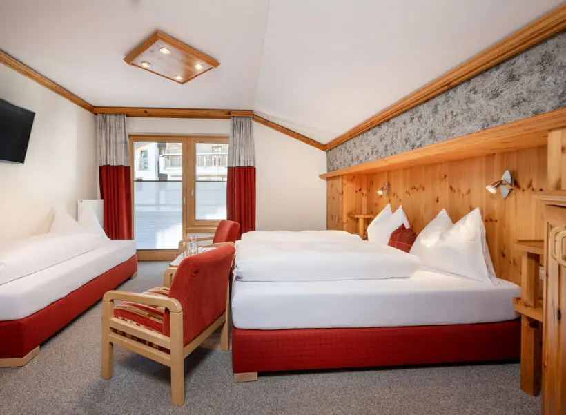 Dreibettzimmer mit Balkon, Zimmer in Obertauern, Hotel Tyrol