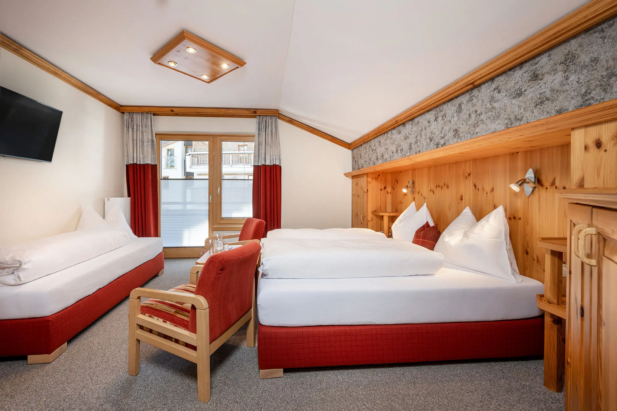 Dreibettzimmer mit Balkon, Zimmer in Obertauern, Hotel Tyrol
