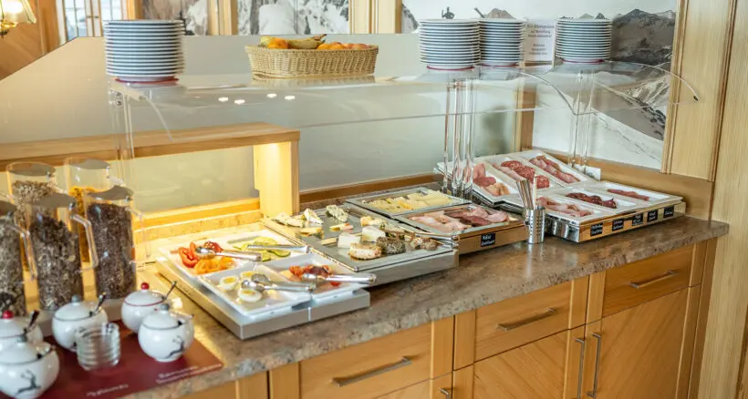 Zimmer mit Frühstück, Frühstücksbuffet im Hotel Tyrol in Obertauern