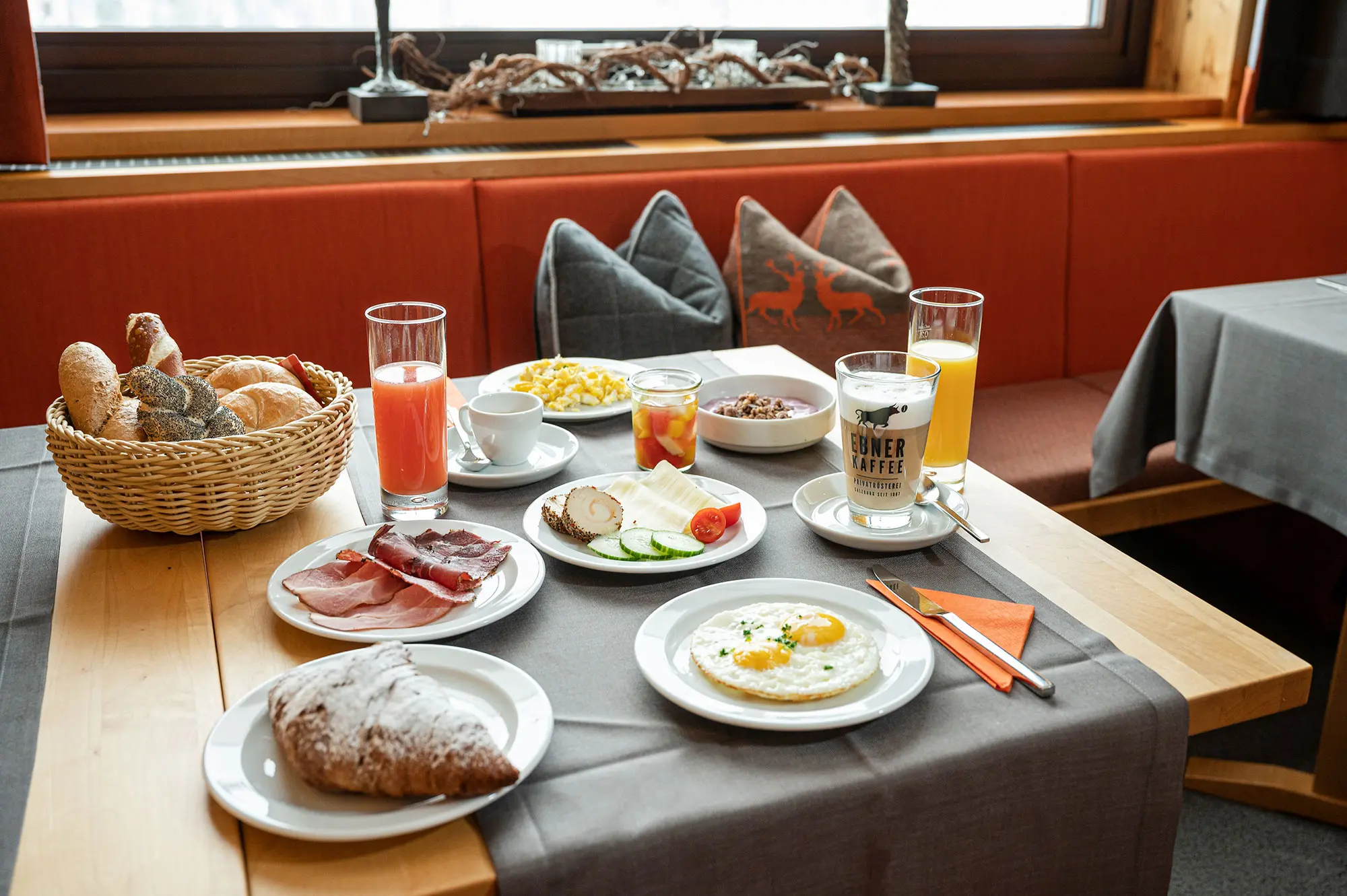 Zimmer mit Frühstück, Frühstücksbuffet im Hotel Tyrol in Obertauern