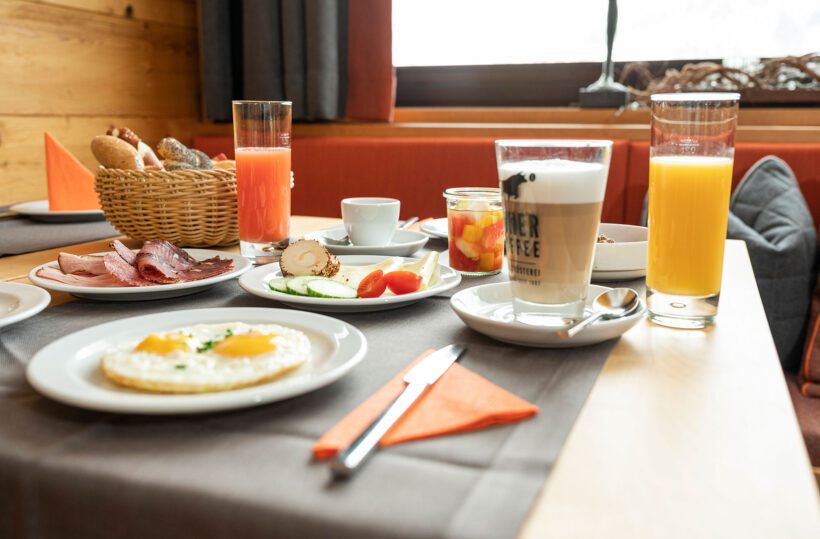 Zimmer mit Frühstück, Frühstücksbuffet im Hotel Tyrol in Obertauern