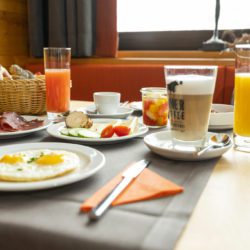 Frühstückstisch – Hotel Garni Haus Tyrol, 3-Sterne Hotel Pension in Obertauern